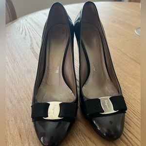 SALVATORE FERRAGAMO Black Patent Leather Flo Vara Bow Wedges Pumps Size 7.5